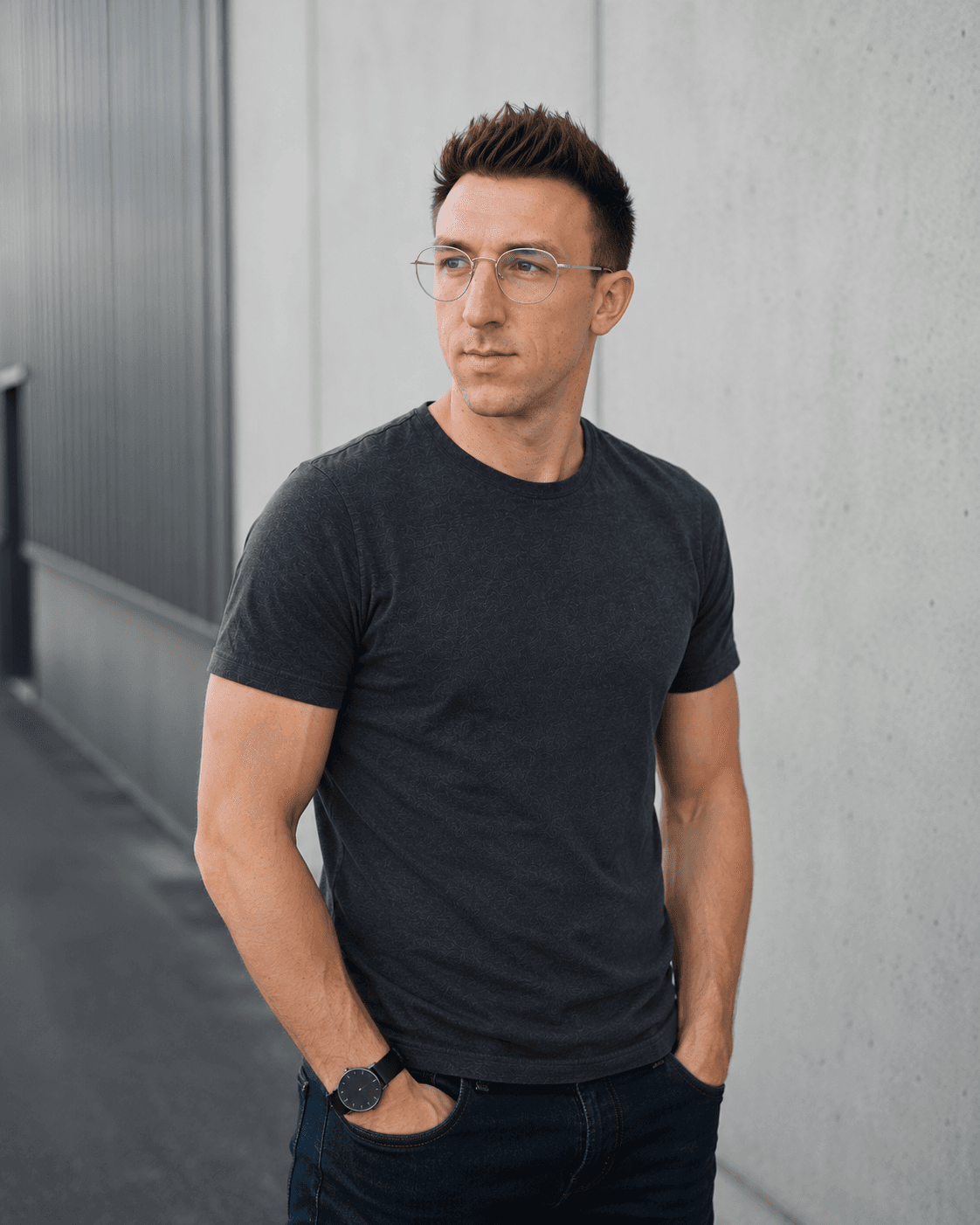 Florian Mik im dunklen T-Shirt vor einer Betonwand, ruhiger, direkter Blick.
